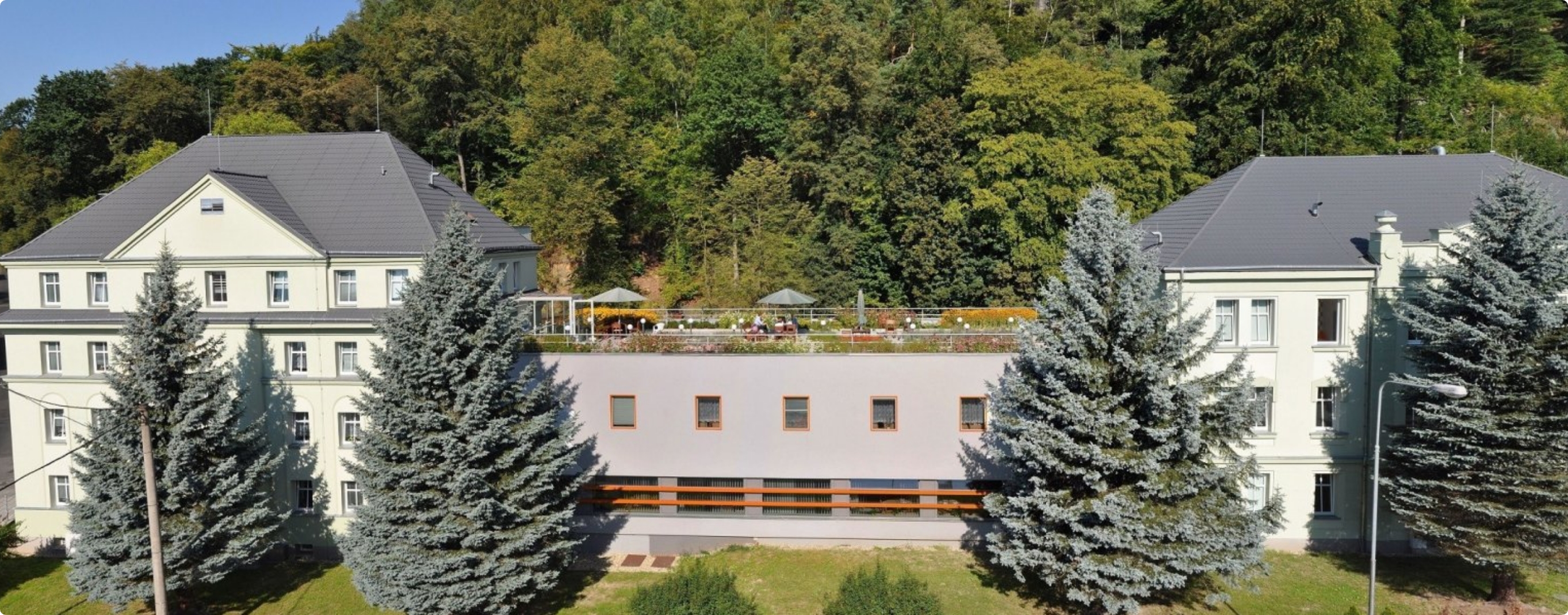 Budovy domova v zeleni